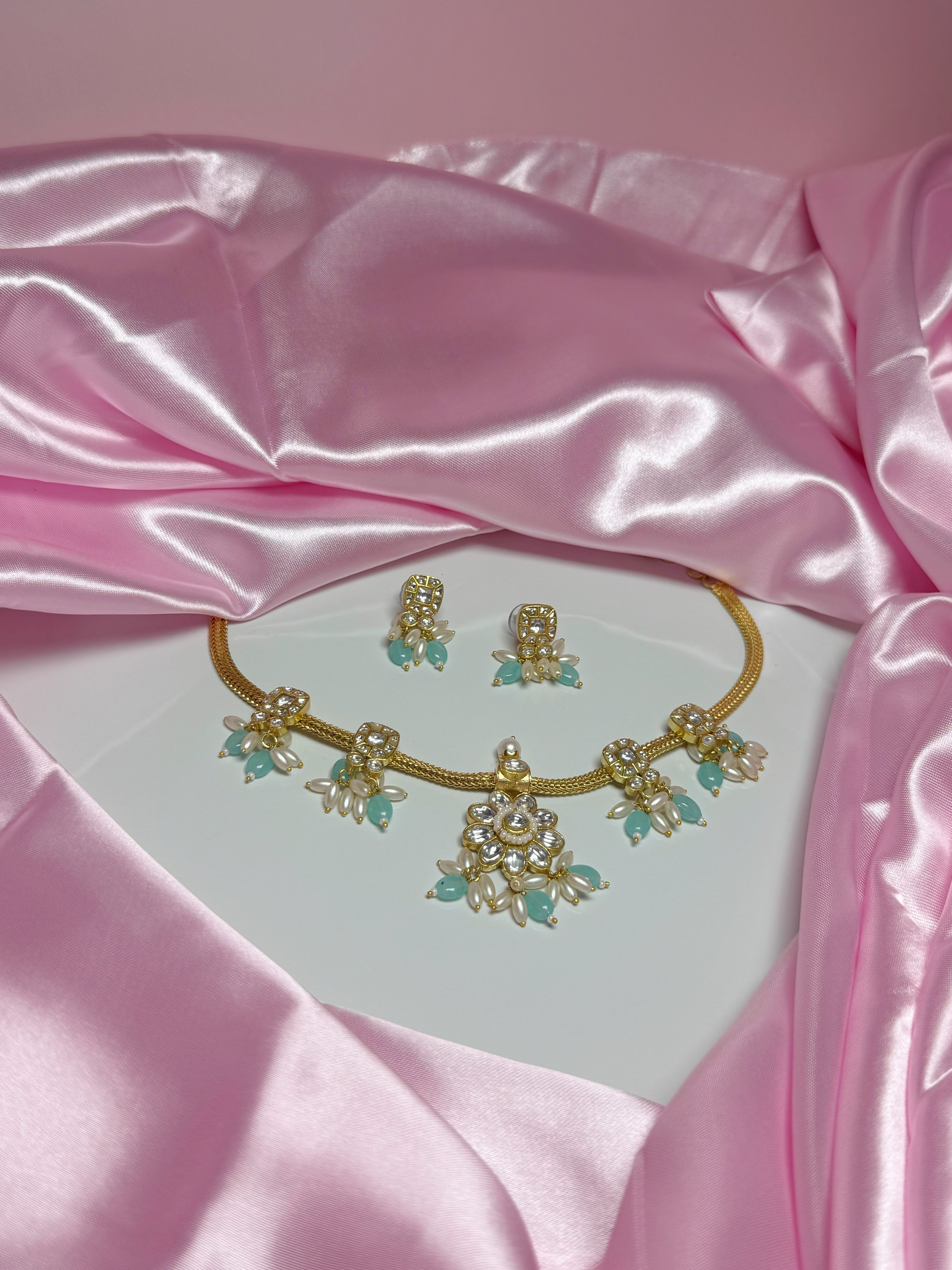 Loya Necklace Set